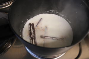 融化冰川的棉花糖热巧克力的做法 步骤2