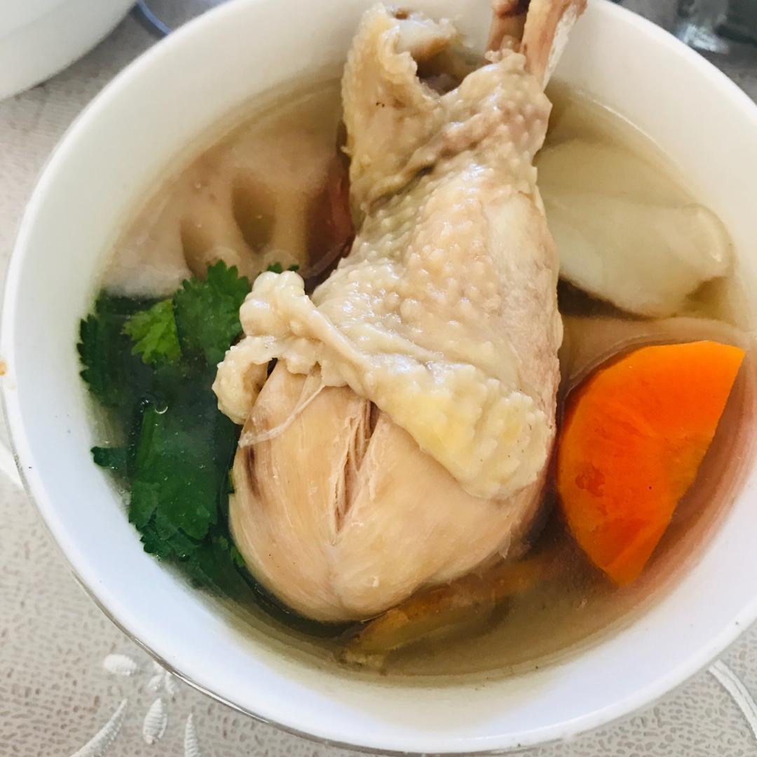胡萝卜蘑菇鸡腿煲汤