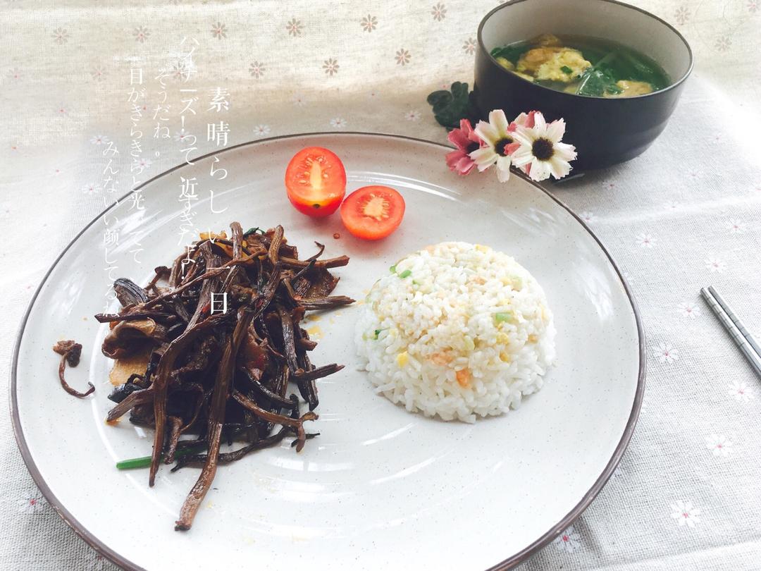 五花肉干锅茶树菇