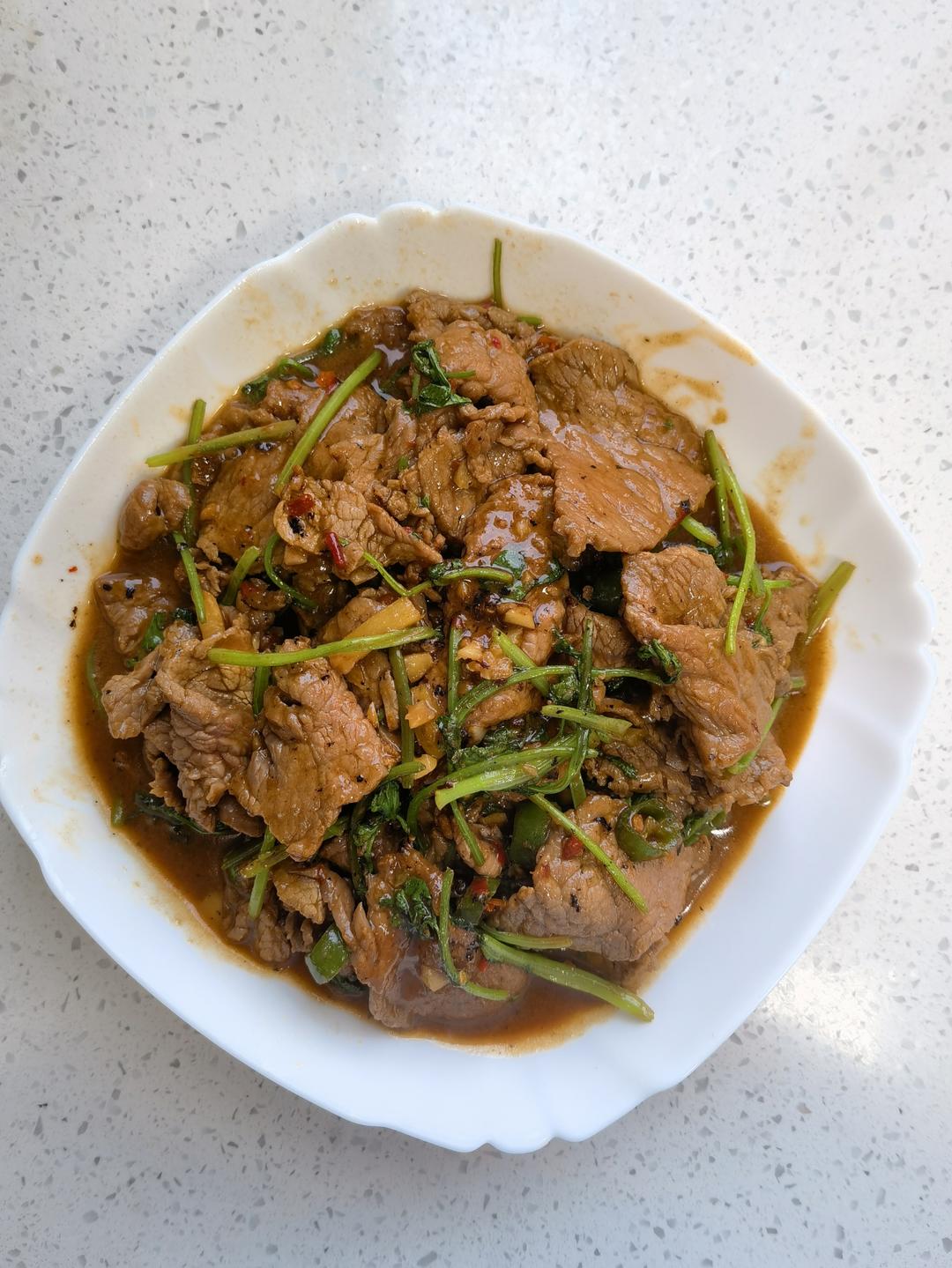 香菜炒牛肉，香辣下饭，爱吃香菜的朋友看过来，拌饭绝了