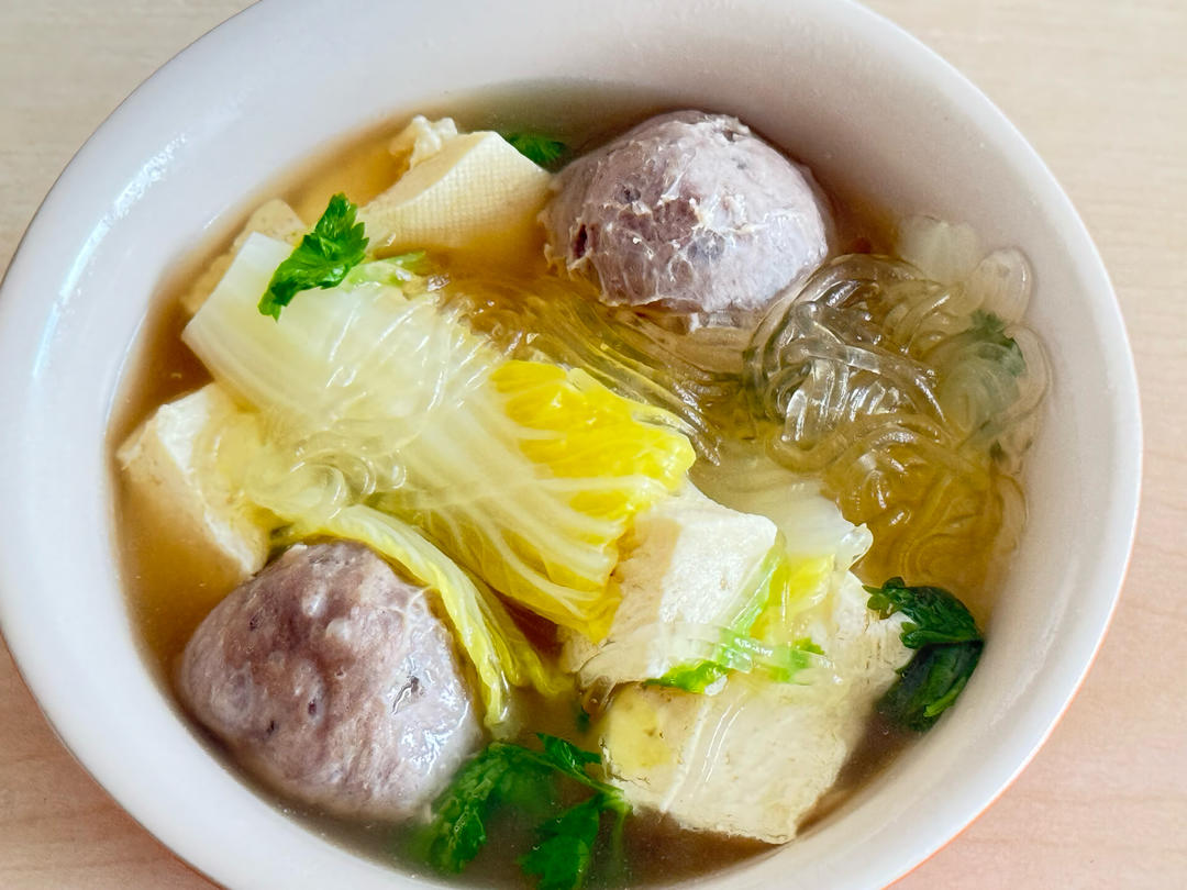 办公室白菜豆腐牛丸汤