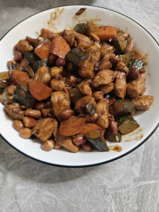 家常快手宫保鸡丁，小朋友也能吃的微辣版，小白也能复刻95%形似，90%味道！