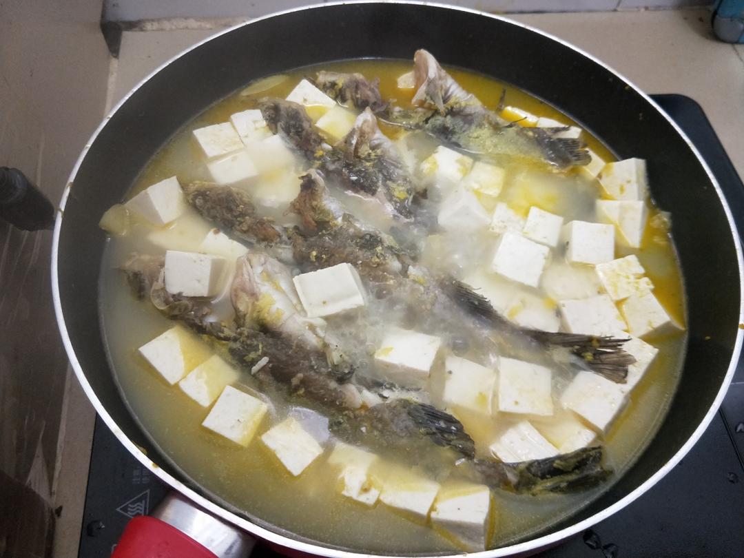 焖黄骨鱼豆腐汤，汤很清甜的做法
