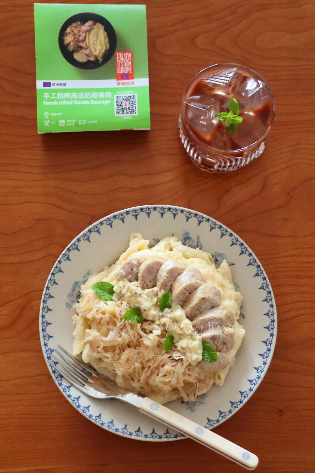 拥有浓郁芝士奶香的肉肠组合（手工招牌高达奶酪香肠&奶酪蓝带肉排+葡萄鸡尾酒）
