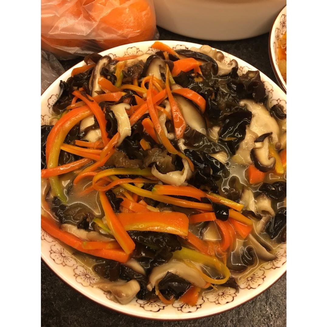 胡萝卜香菇炒木耳