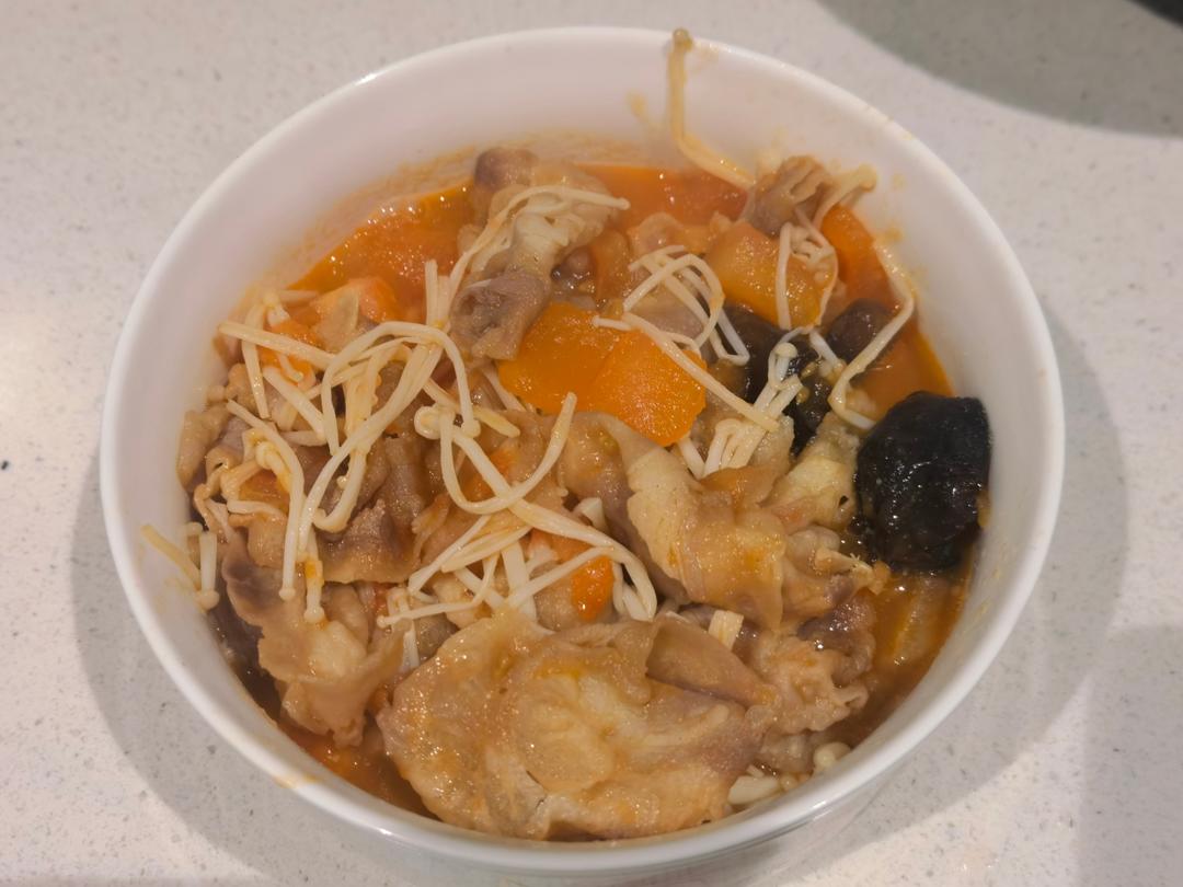 金针菇肥牛番茄锅