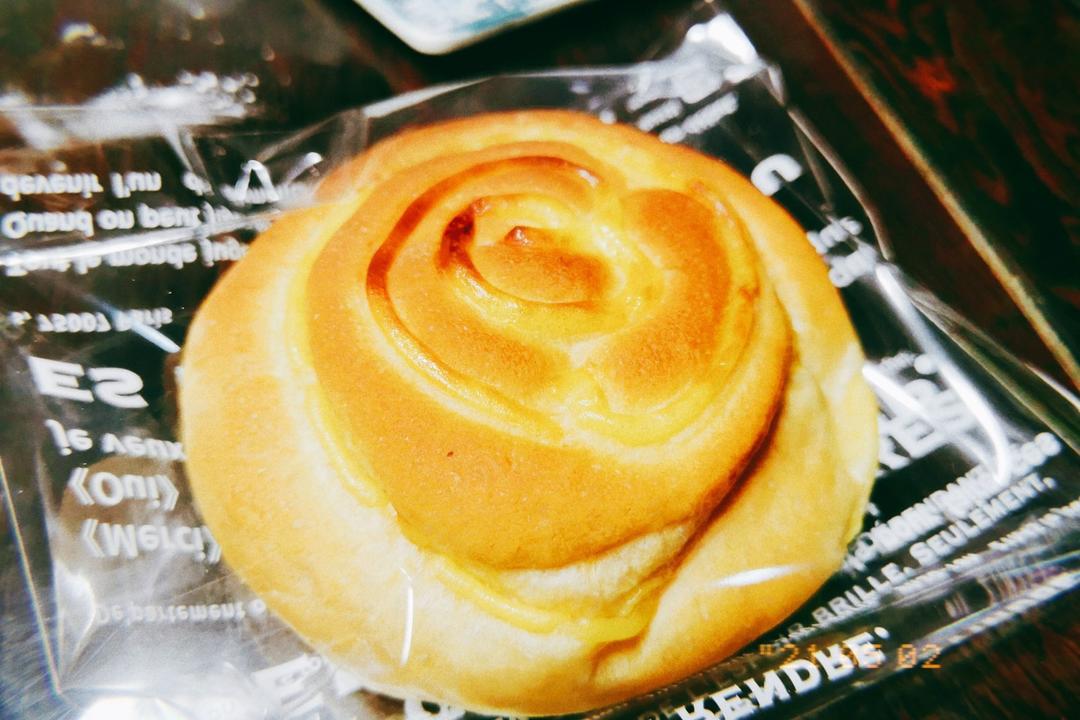 复古卡仕达夹馅面包