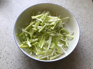 韭黄豆干炒肉丝的做法 步骤2