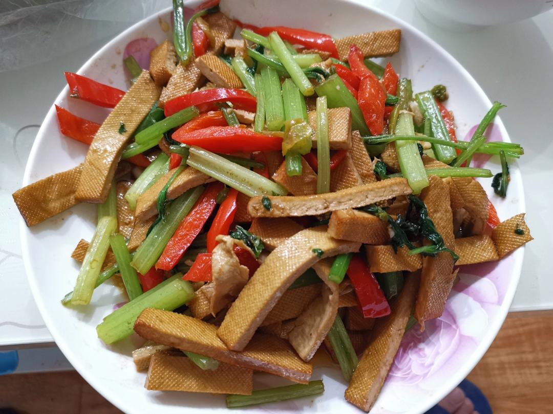 午餐晚餐简单快手下饭菜芹菜炒香干