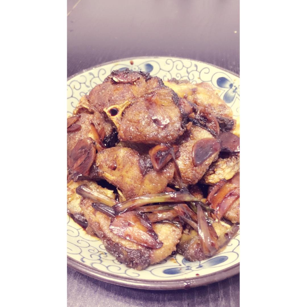 爆鱼。又叫熏鱼。