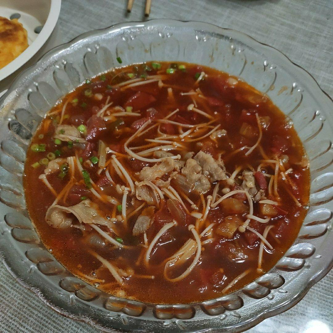 寝室食谱|酸辣番茄金针菇肥牛汤