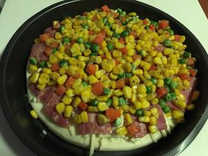 培根彩蔬黑椒披萨——披萨脆底的小秘方（无需披萨酱，番茄酱，任何酱）的做法 步骤12