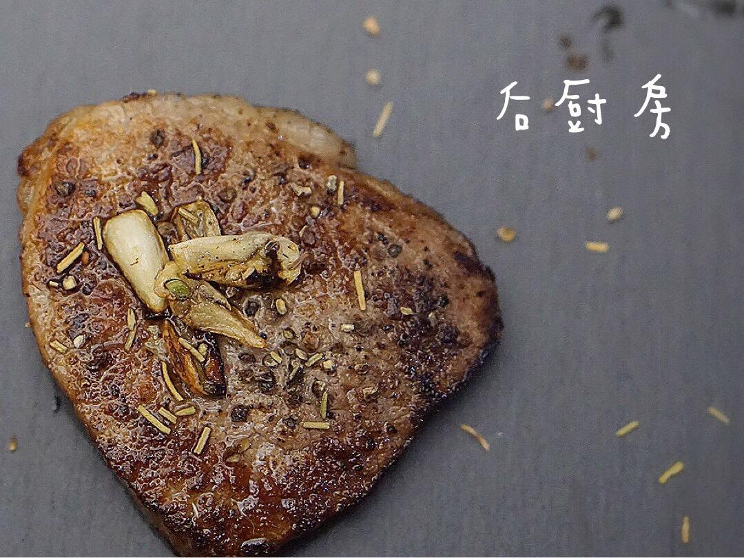只要30分钟的西式煎牛排！附上牛排各部位的解析，手掌判断熟度的方法。
