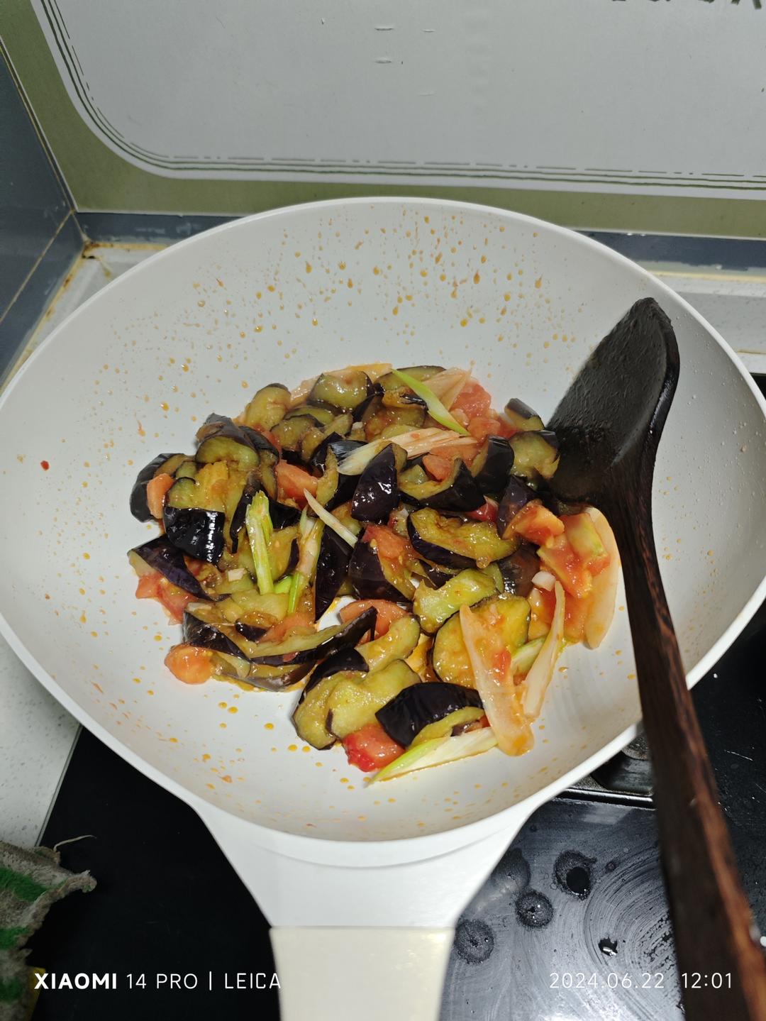 红烧茄子（佐西红柿尖椒）