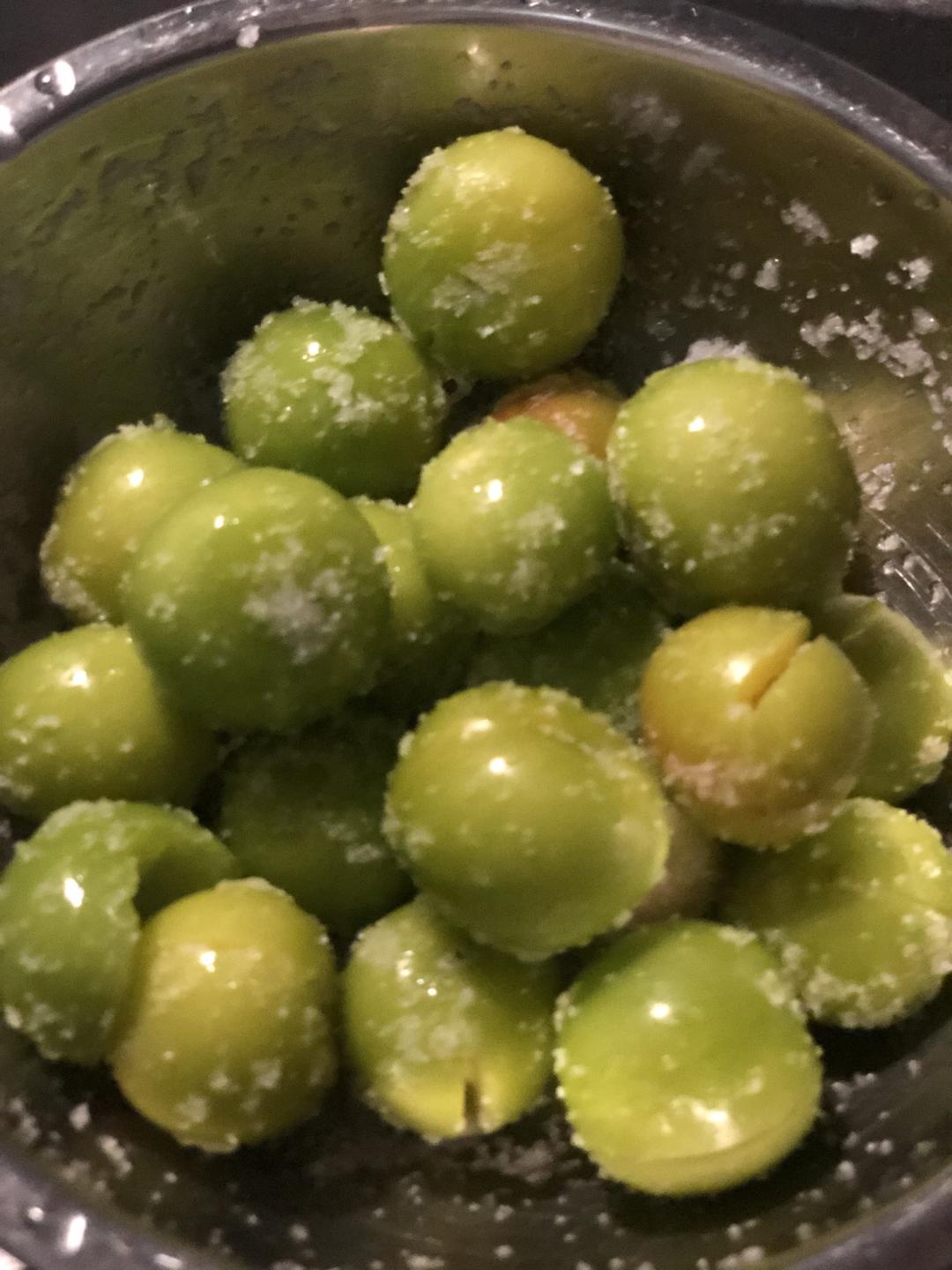 我下得比较多,因为李子太涩),腌制20分钟后,可尝试