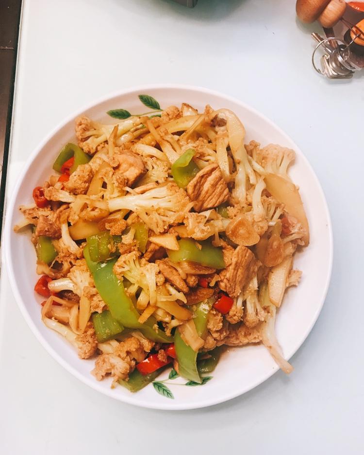 饭店必点的干锅花菜，是这么做出来的。