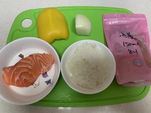宝宝成熟期辅食-三文鱼彩椒圆葱稀饭（12个月以上）的做法 步骤1