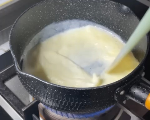 牛奶和黄油自制淡奶油（乳脂含量35.5%)的做法 步骤2