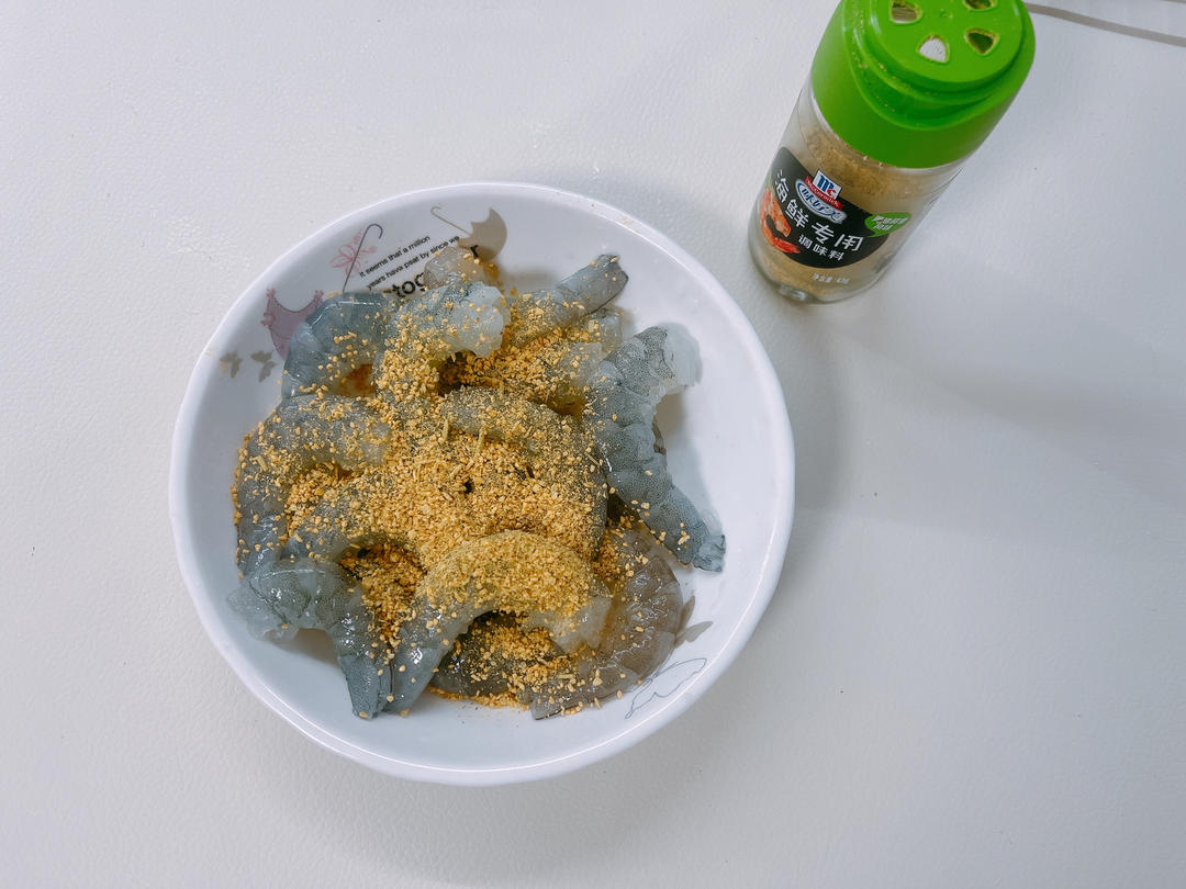 蒜香黄油风味煎虾仁口蘑的做法 步骤2