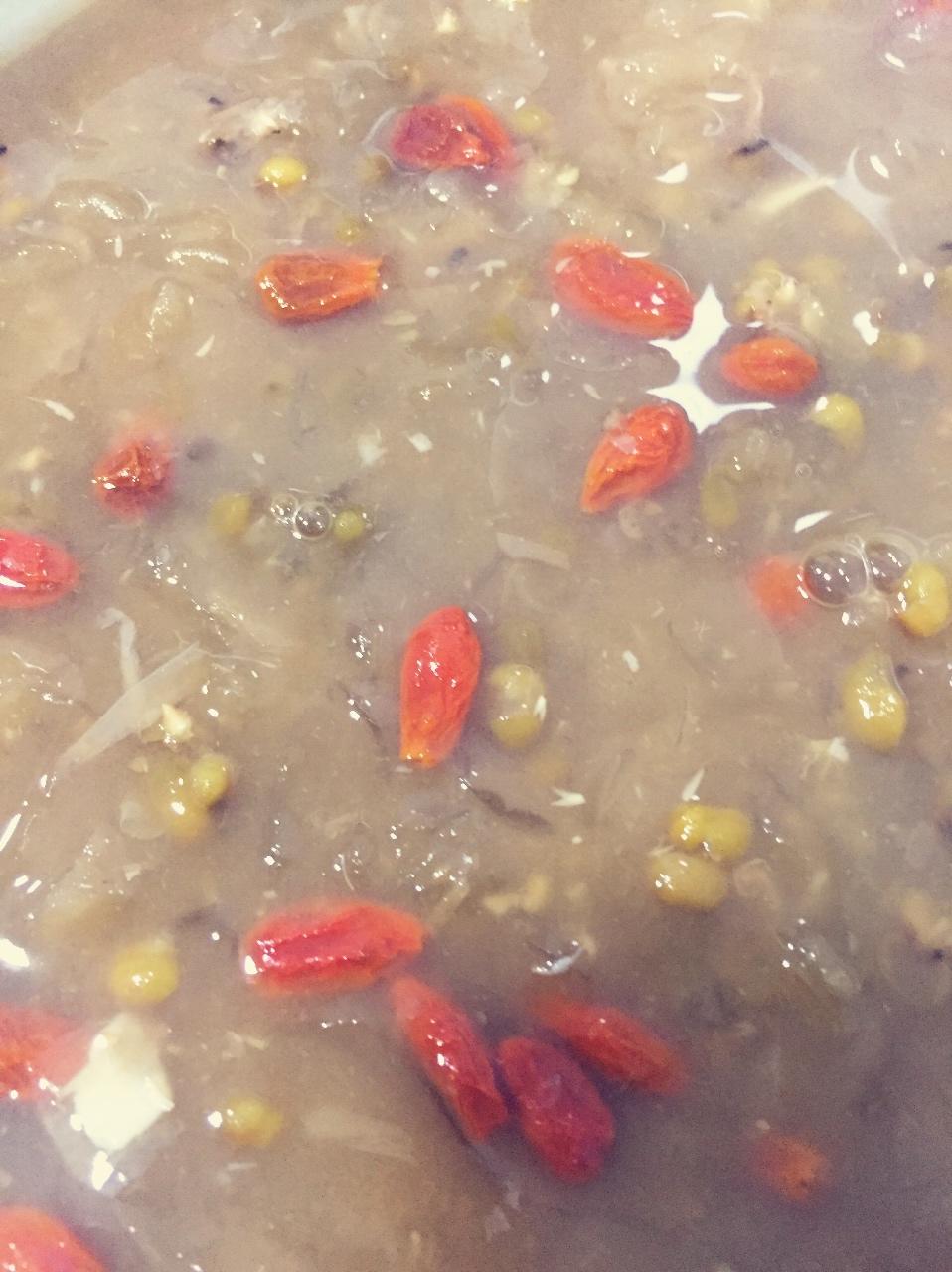 冰糖绿豆银耳汤
