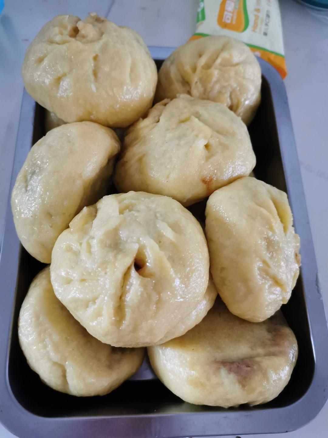玉米面包子，酸菜包子（酸菜，油滋了馅）老东北美食，老好吃了