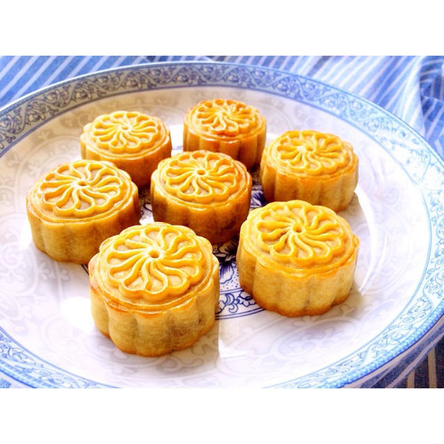 广式蛋黄莲蓉月饼