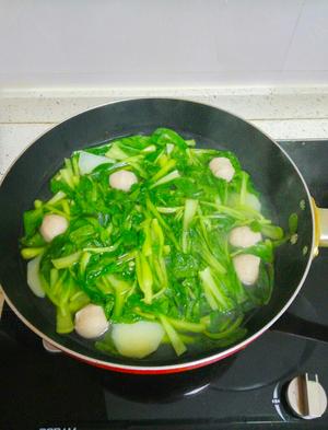 鸡毛菜丸子土豆汤，太太乐鲜鸡汁快手菜的做法 步骤3