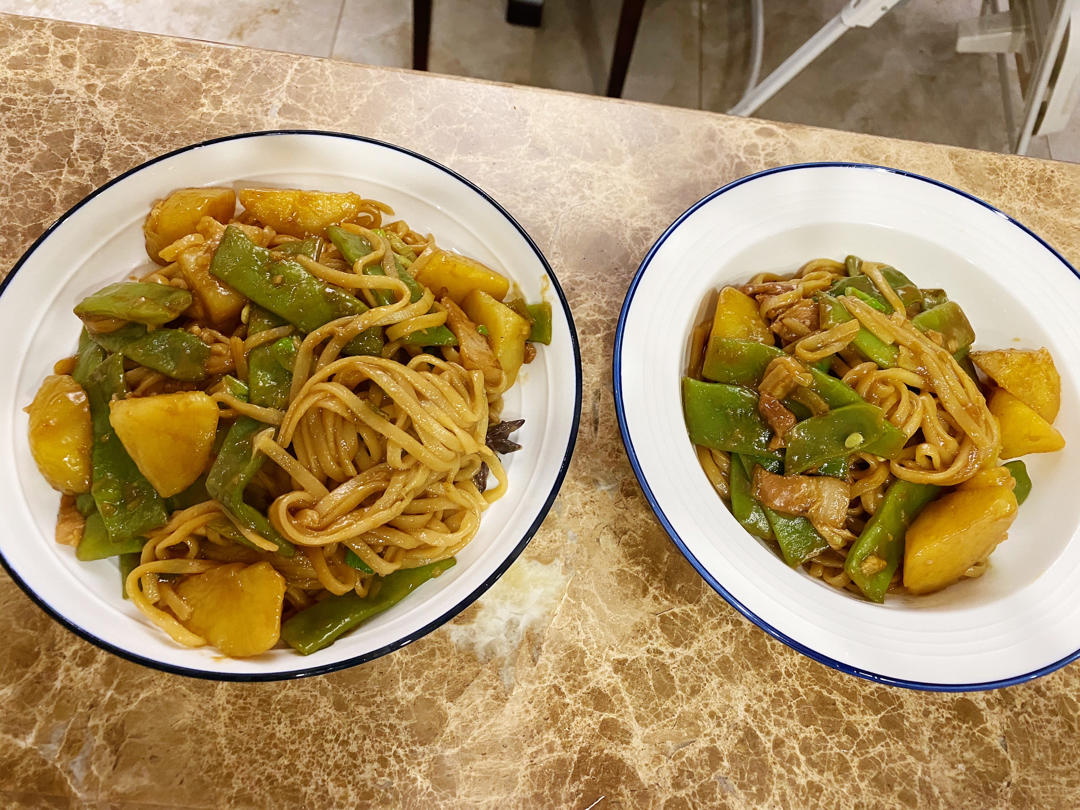 五花肉豆角土豆铁锅焖面