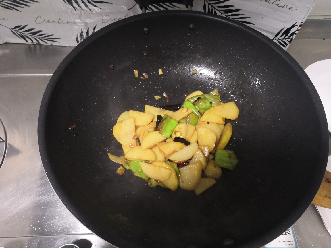 明日的盒饭—青椒炒土豆片的做法 步骤3