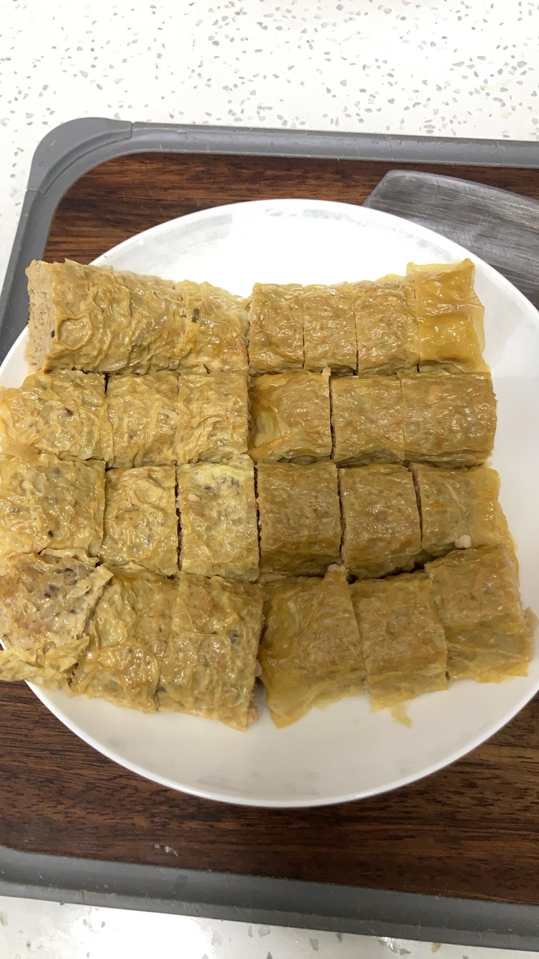 这个季节要多吃莲藕，像我这样做莲藕腐皮肉卷，外焦里嫩，太香了