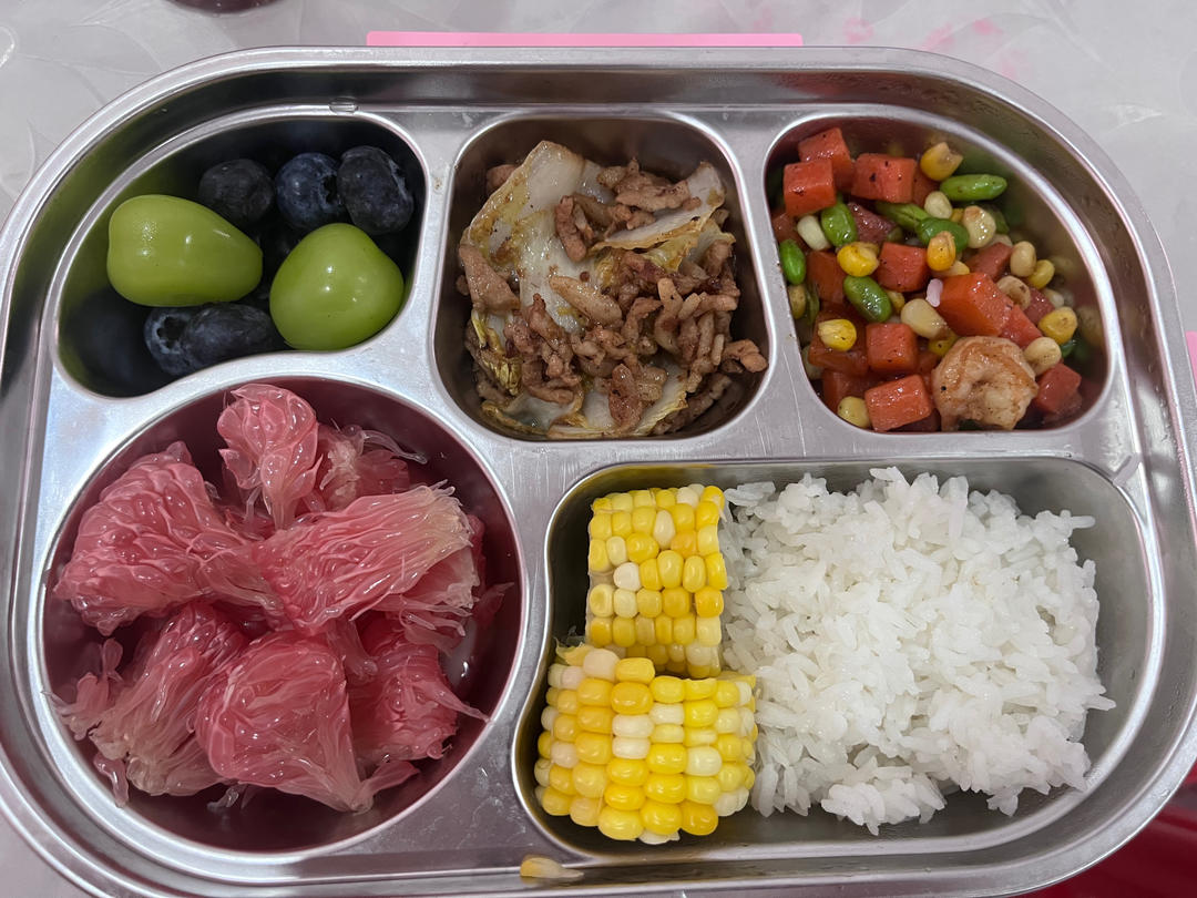 青豆，胡萝卜，玉米炒虾仁。