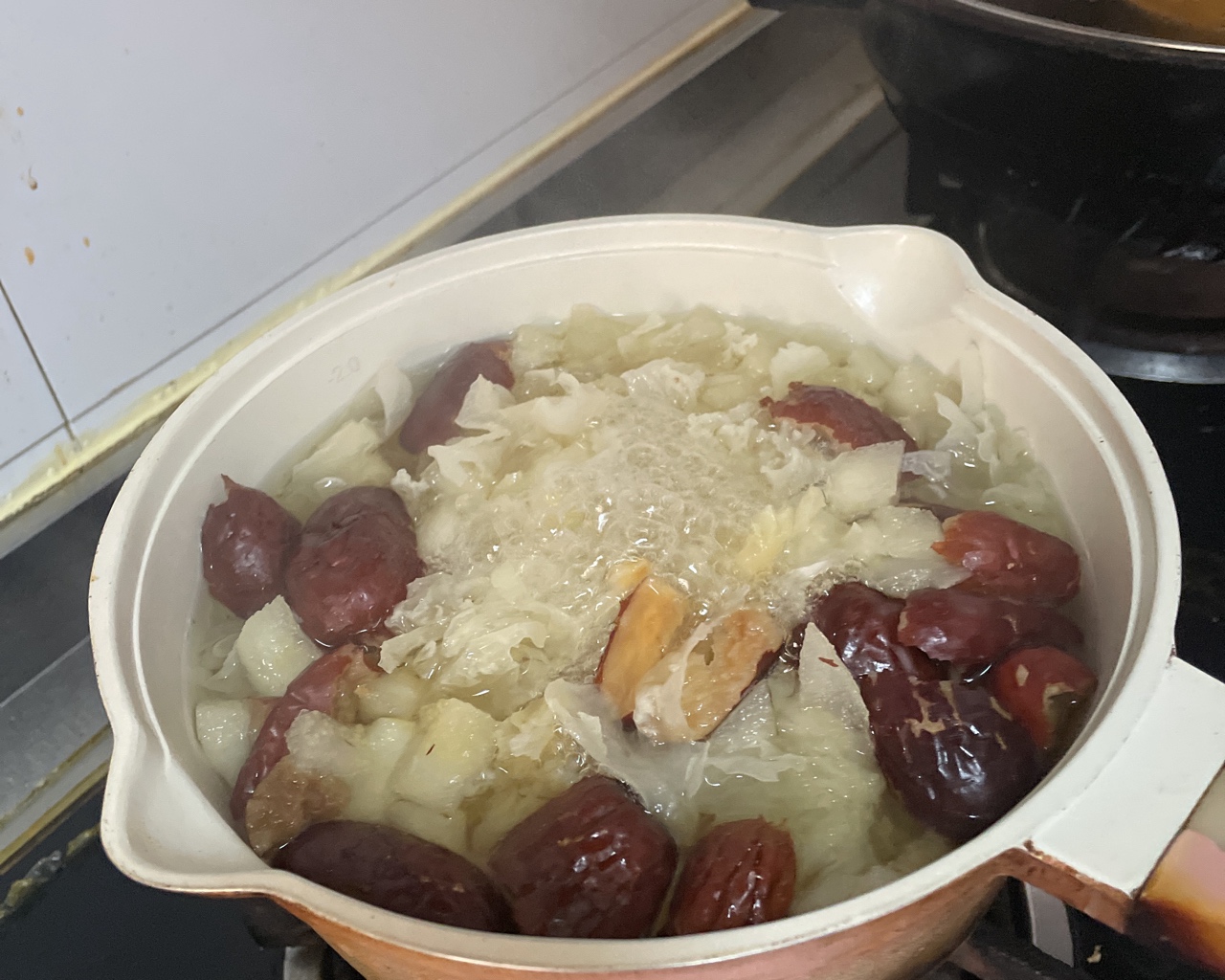 银耳雪梨红枣枸杞汤的做法