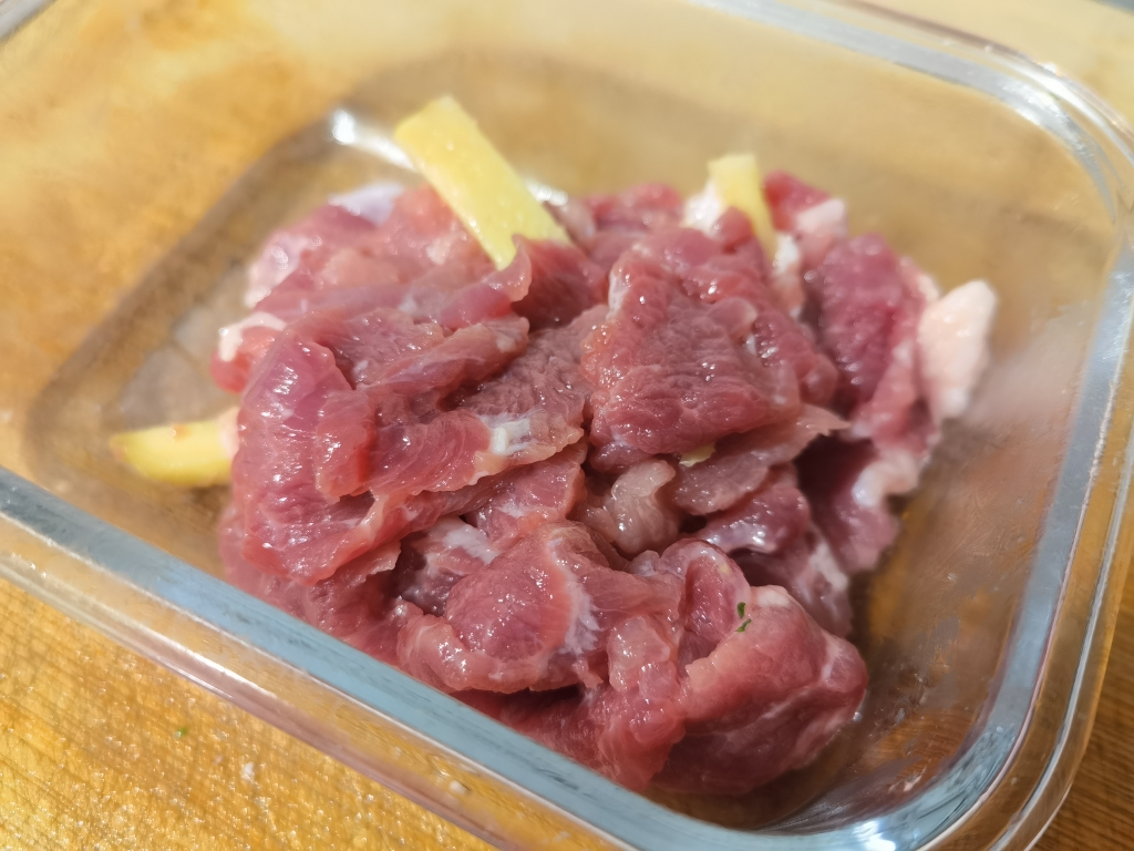 广式皮蛋瘦肉粥的做法 步骤3