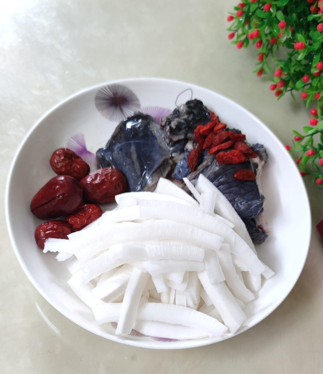椰子煲乌鸡汤