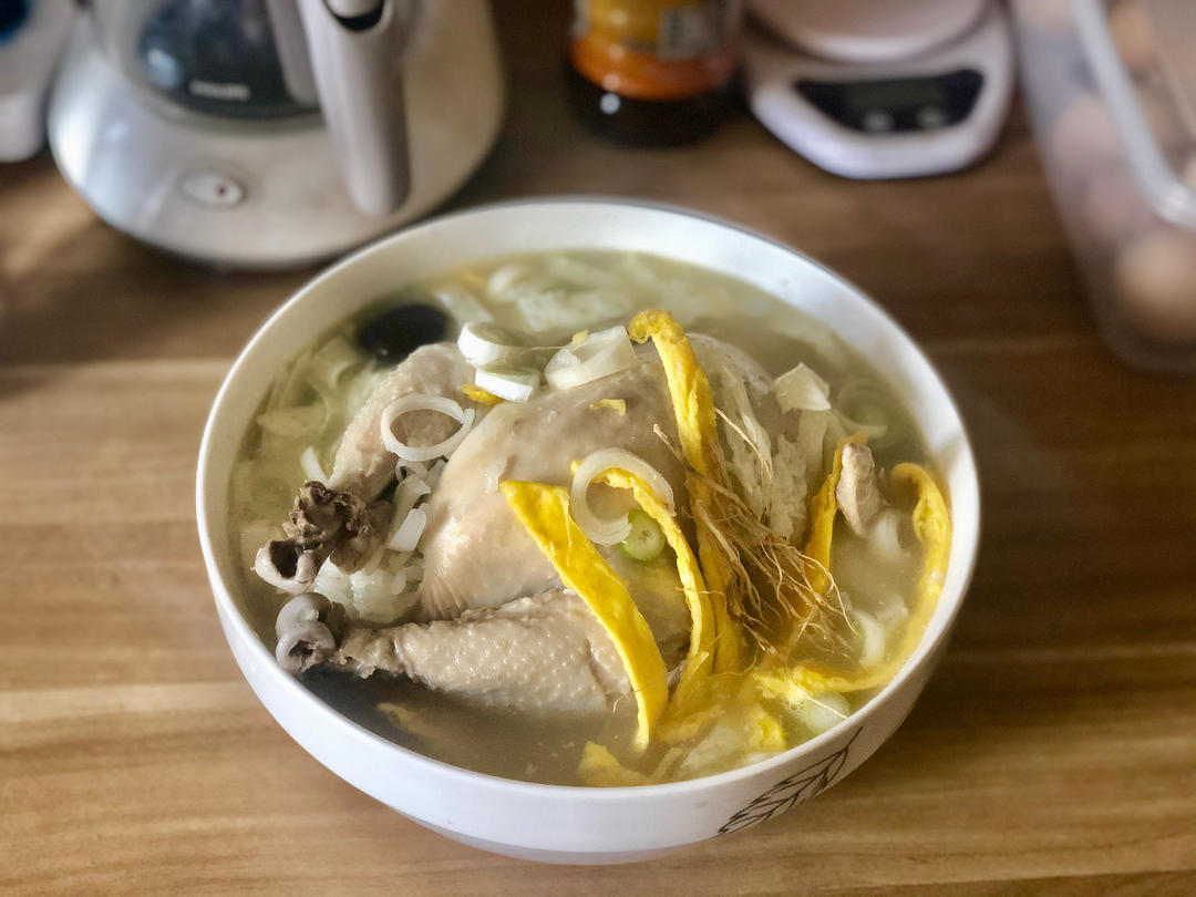 韩国传统参鸡汤（삼계탕)