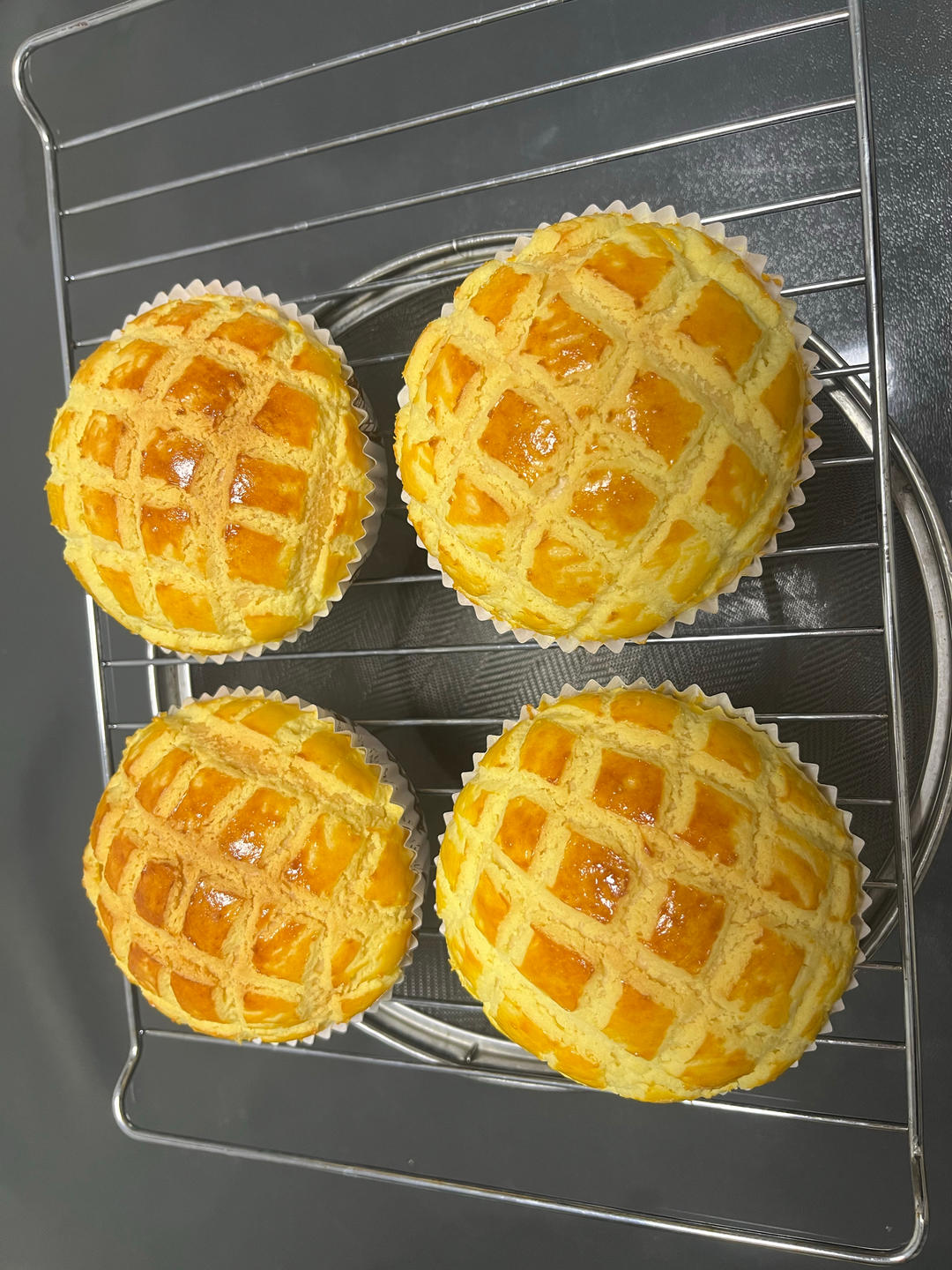 好吃到炸裂的港式菠萝包（附带制作酥皮的小视频）