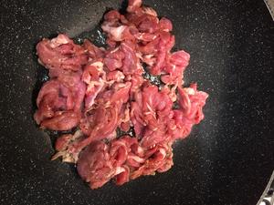 云南风味腌菜炒肉的做法 步骤6