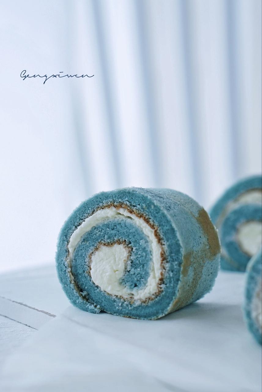 耿熙汶做的蝶豆花奶油蛋糕卷正反面示范