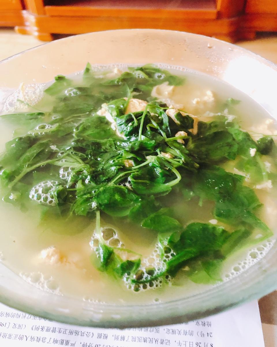 豌豆尖煎蛋汤