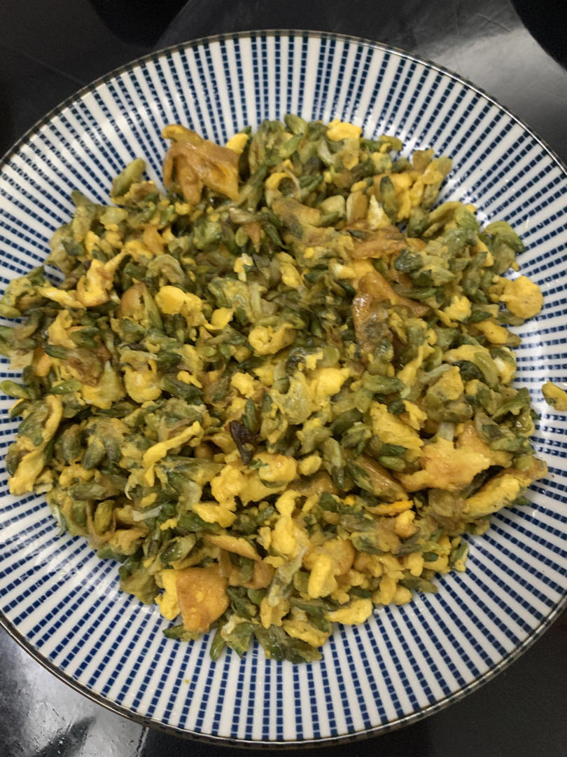 槐花炒鸡蛋（不焯水需断生，老爸说有他儿时的味道）