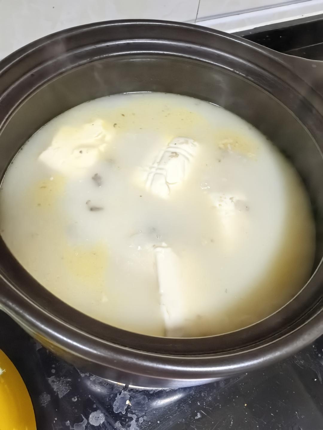 鲫鱼汤(鲫鱼豆腐汤)