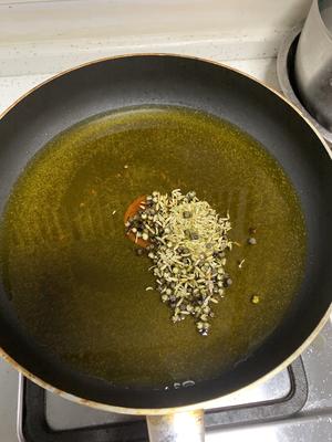 👍万能的“蒜香辣椒油”可以做凉拌菜、可以做蘸料、吃一碗米线面条舀一勺也是喷香！的做法 步骤5