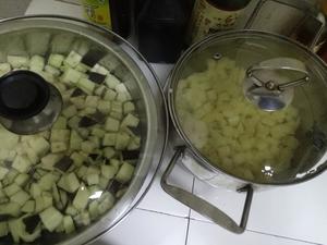 电饭煲茄子土豆火腿饭的做法 步骤1