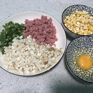 【家常菜】杏鲍菇火腿玉米蛋炒饭的做法 步骤1