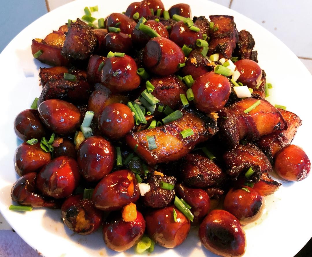 加了鹌鹑蛋后，这盘红烧肉，美味的逆天啦——鹌鹑蛋烧肉（孔瑶食谱）