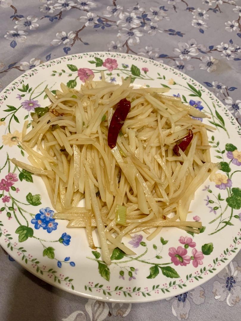酸辣土豆丝的正宗做法，学会这三个技巧，土豆丝脆爽又下饭