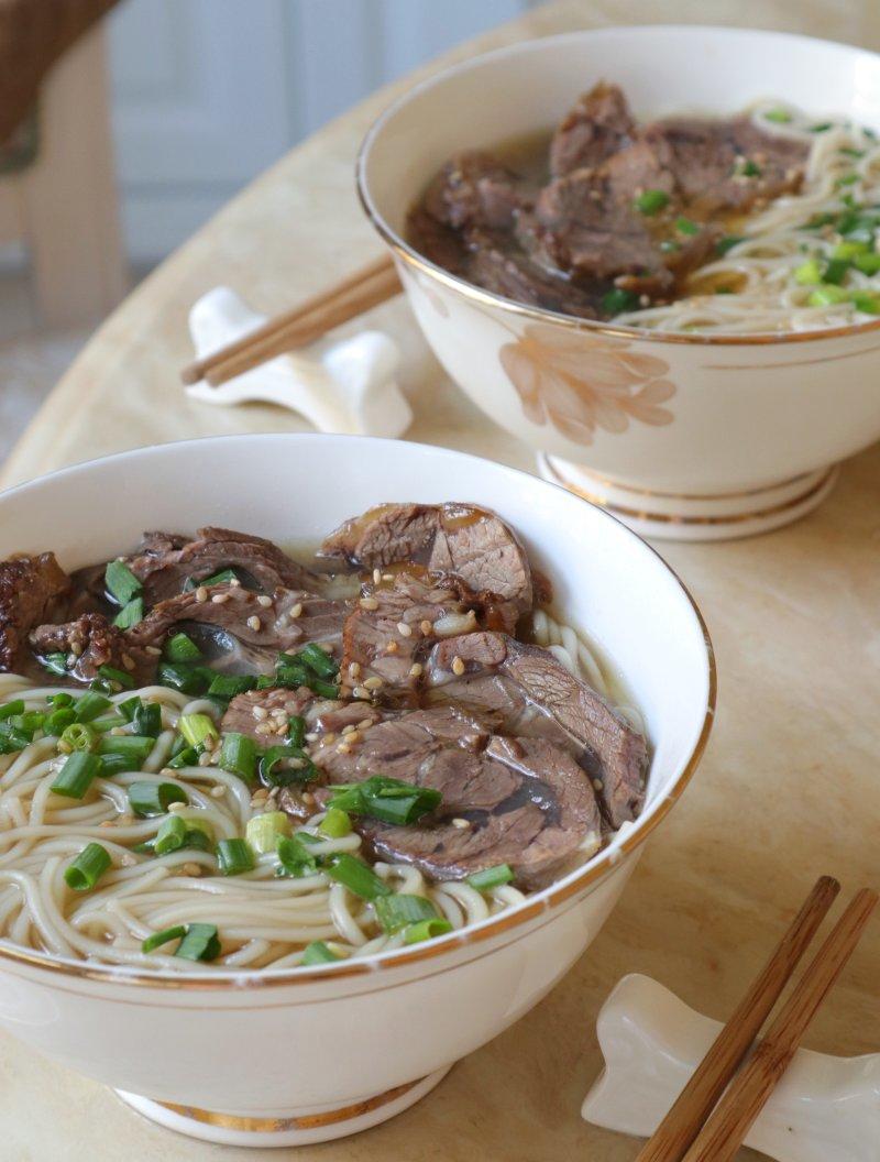 健身少女的日常做的清炖牛肉面
