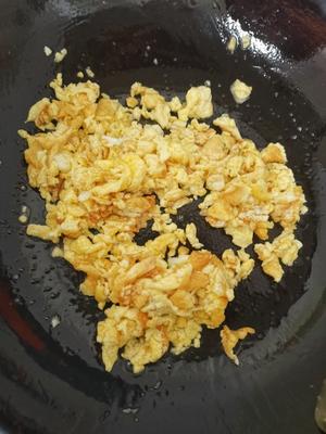 老干妈蛋炒饭的做法 步骤2