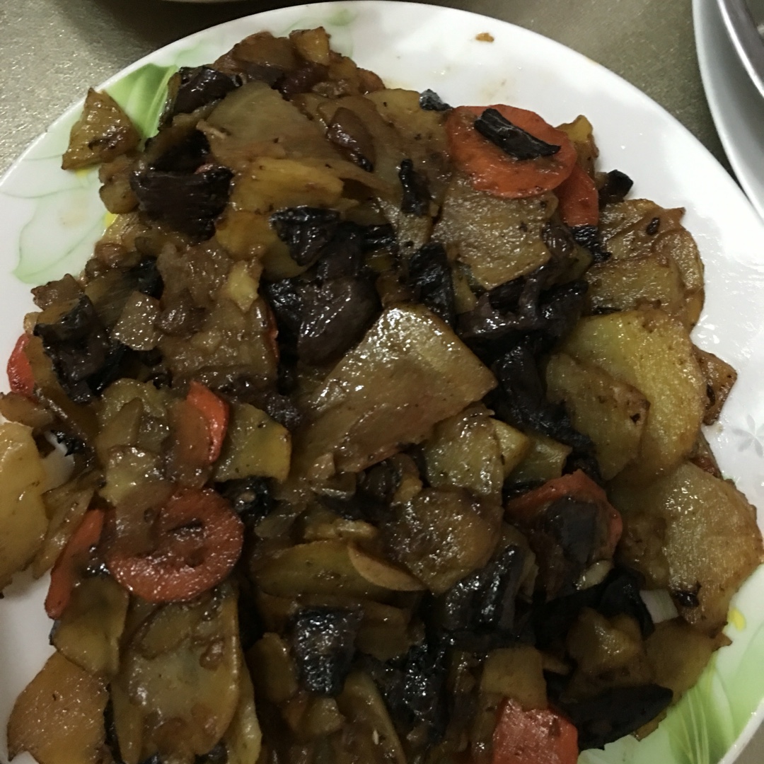 红蘑五花肉焖土豆片