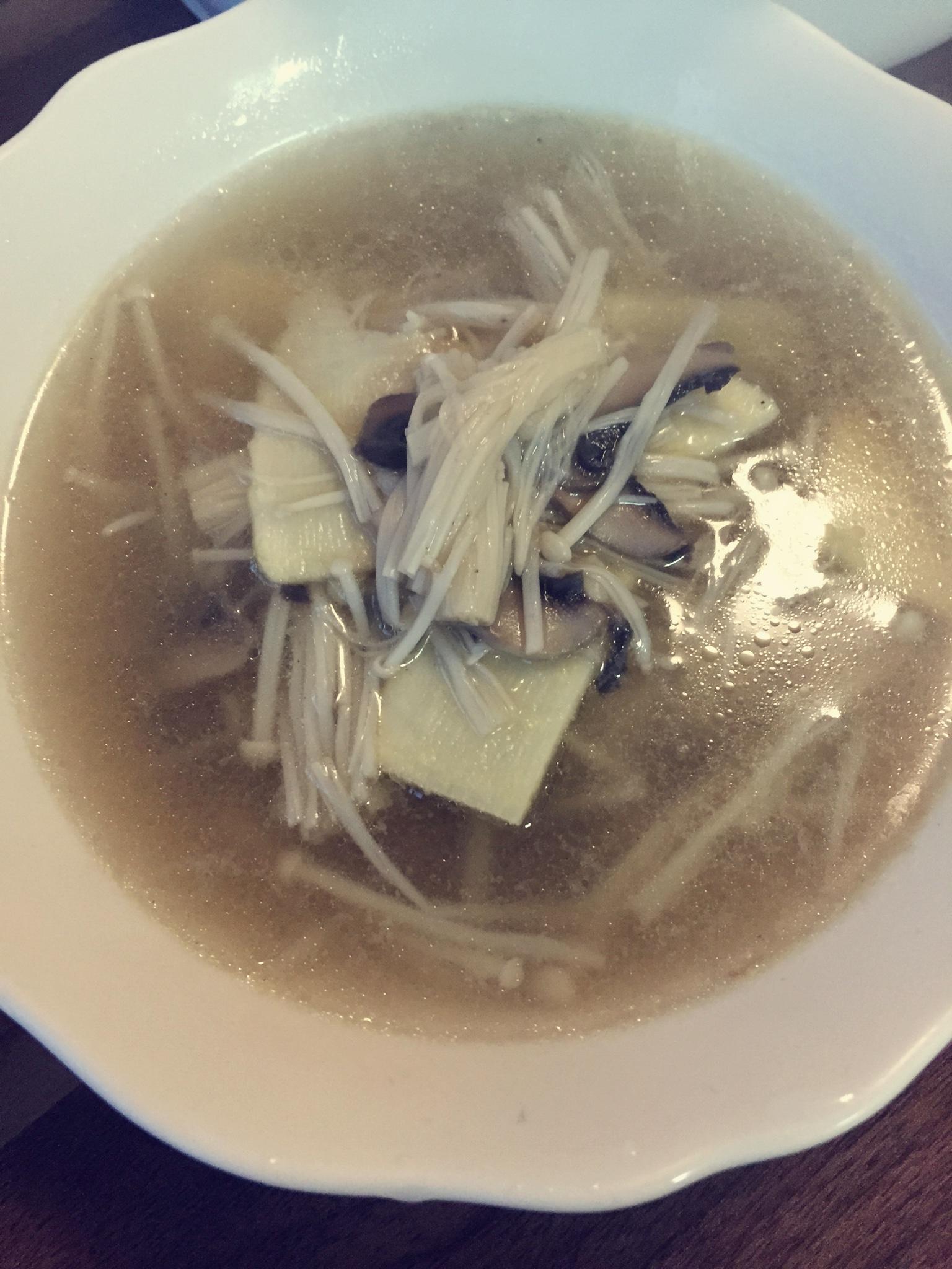 超级鲜美的针菇冬笋口蘑汤